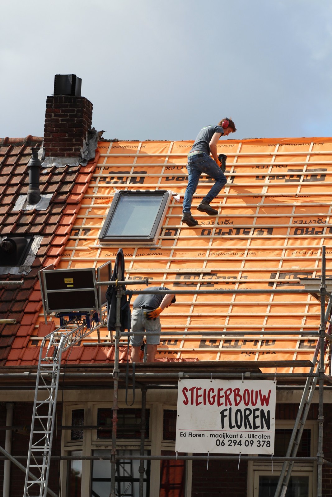 Dachsanierung mit offener Lattung und Dachziegeln – illustratives Stockfoto