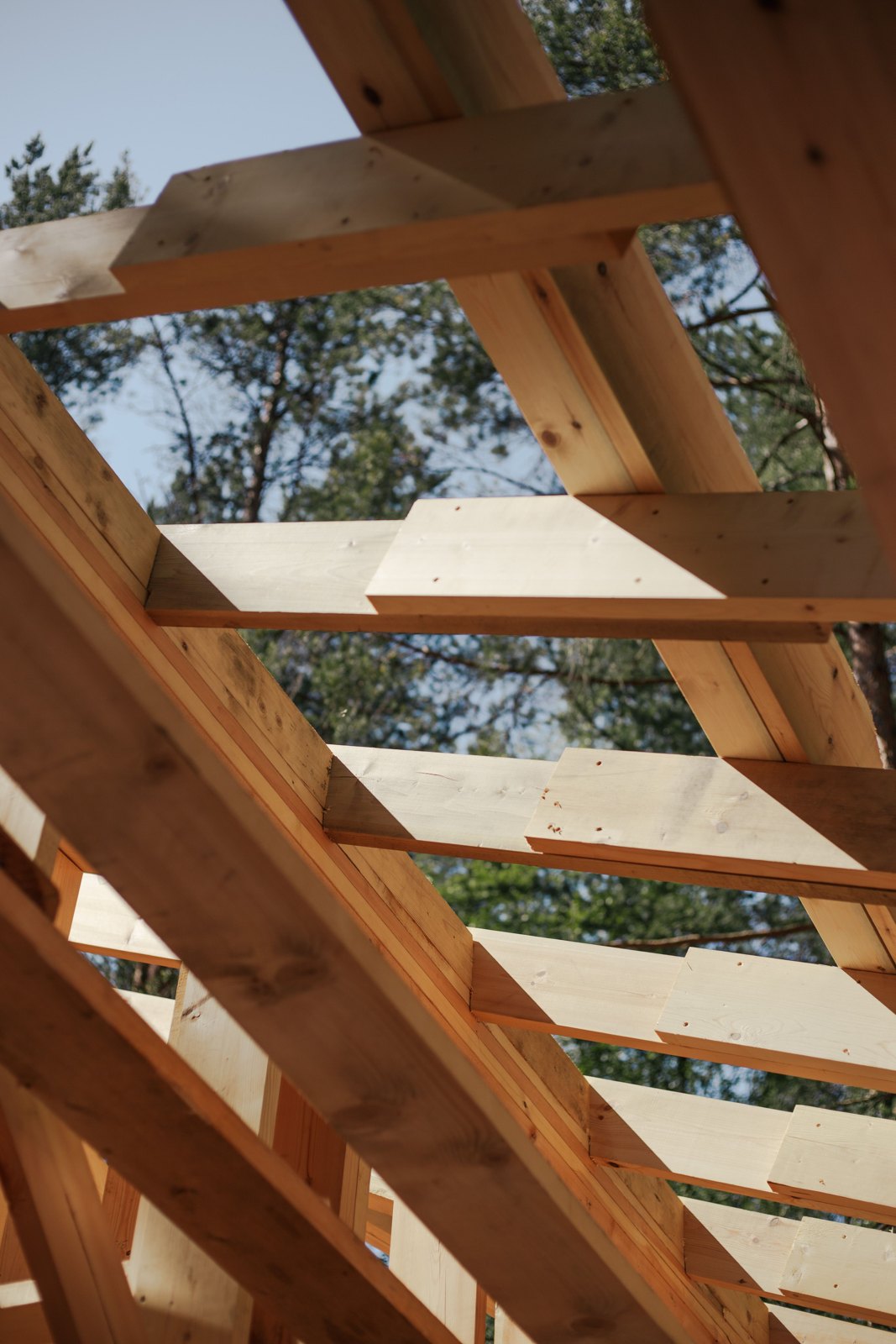 Holzbalken einer Dachkonstruktion – illustratives Stockfoto