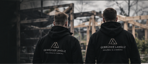 Zwei Personen von hinten in Gebrüder-Langliz-Shirts auf einer Baustelle
