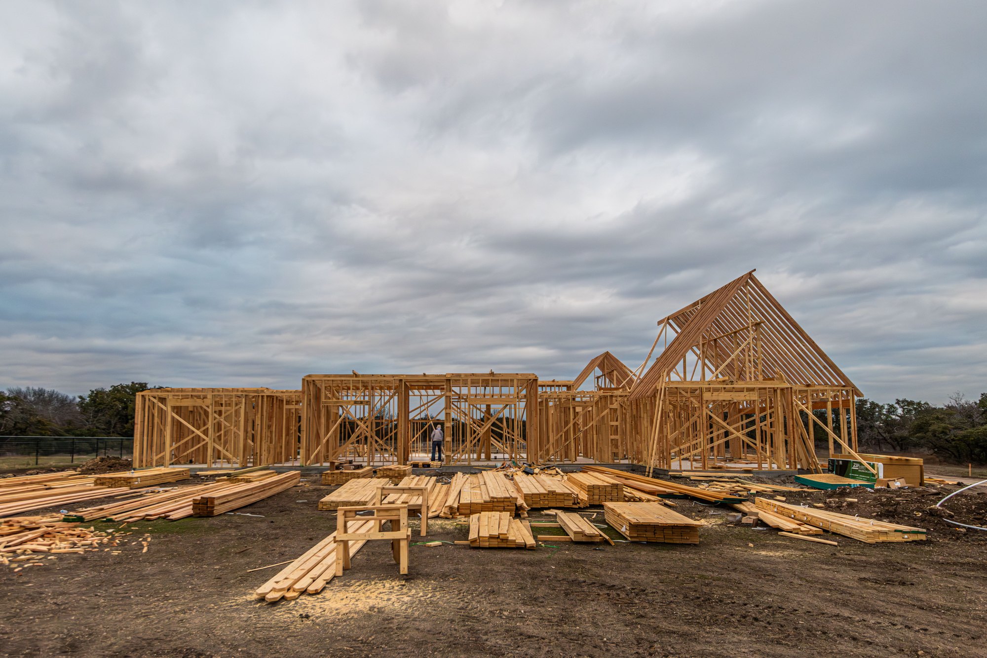 Holzrahmen eines Hauses im Bau – illustratives Stockfoto